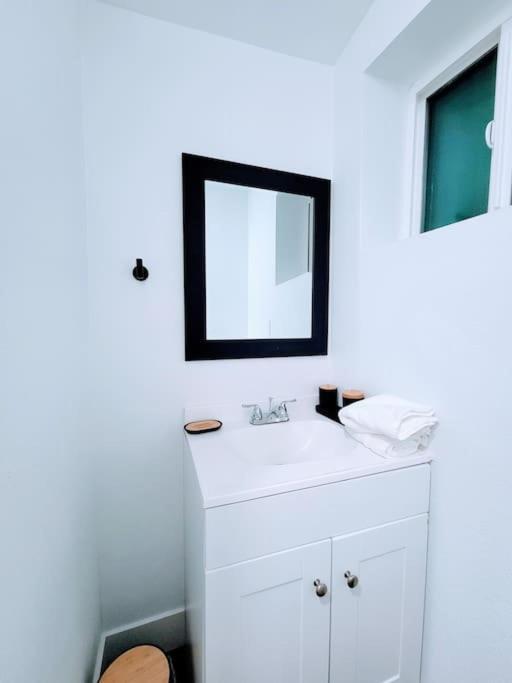 Phoenix Retreat - Studio With King Bed - 10 Min From Airp - Unit C Ngoại thất bức ảnh